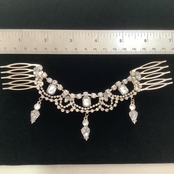 Accessories - Elegant Silver Hair Comb with Crystal Accents
